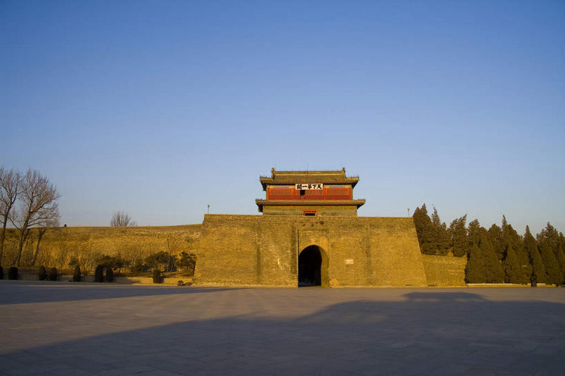 无人,横图,室外,白天,仰视,旅游,度假,名胜古迹,植物,标志建筑,道路,地标,建筑,路,雕塑,中国,亚洲,阴影,遗迹,艺术,装饰,光线,标志,雕刻,牌匾,瓦片,文字,影子,字符,墙,屋顶,屋檐,拱门,小路,交通,顶棚,古迹,文化,文物,娱乐,标识,建设,城墙,古建筑,檐,墙壁,墙面,树,树木,蓝色,绿色,蓝天,天空,阳光,自然,工艺品,天,享受,休闲,汉字,旅游胜地,放松,城楼,生长,晴朗,成长,纪念,坚硬,美术,中文,主题,防御,陈列,古文明,东亚,万里无云,中华人民共和国,华北地区,功能,美学,国文,华文,河北,河北省,冀,秦皇岛,秦皇岛市,门楼,坚固,晴空,晴空万里,彩图,低角度拍摄,山海关,山海关区,天下第一关,榆关