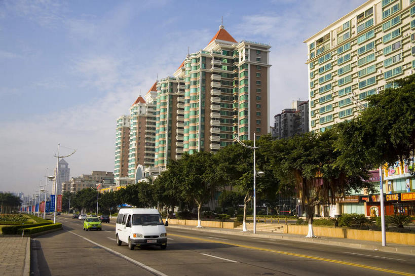 无人,高楼大厦,横图,室外,白天,仰视,度假,美景,植物,窗户,城市风光,城市,大厦,道路,建筑,路,摩天大楼,公路,汽车,中国,亚洲,一排,许多,阴影,整齐,并列,并排,光线,影子,景观,云,云朵,分界线,停车线,交通,很多,云彩,娱乐,玻璃窗,车,树,树木,排列,蓝色,绿色,白云,蓝天,天空,阳光,自然,交通工具,轿车,天,享受,休闲,景色,放松,生长,晴朗,成长,车行道,车行道分界线,队列,载具,标线,平行,东亚,车行线,广东,珠海,广东省,中华人民共和国,华南地区,粤,珠海市,晴空,马路,彩图,低角度拍摄,大楼,高层建筑,高楼,摩天楼,珠海香洲,香洲区,香洲,珠海情侣路,情侣路