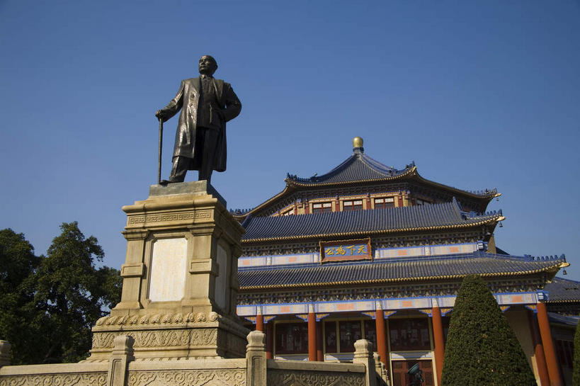 东方人,一个人,无人,宫殿,站,横图,室外,白天,仰视,旅游,度假,植物,标志建筑,地标,建筑,雕塑,中国,亚洲,仅一个男性,仅一个人,仅一个中年男性,握,阴影,服装,艺术,装饰,光线,雕刻,雕像,工具,瓦片,影子,柱子,屋顶,屋檐,顶棚,黄种人,娱乐,建设,手叉腰,檐,树,树木,一个,衣服,蓝色,绿色,蓝天,天空,阳光,自然,工艺品,天,叉腰,站着,享受,休闲,器械,旅游胜地,放松,握着,服饰,生长,晴朗,单个,成长,拐杖,纪念,手杖,美术,国民党,纪念堂,宫廷,衣着,穿着,主题,医疗器械,陈列,东亚,中山纪念堂,广东,广东省,辛亥革命,孙中山,万里无云,中华人民共和国,华南地区,功能,美学,粤,辅助设备,中山,中山市,王宫,政治家,革命家,衣饰,历史人物,三民主义,孙文,孙逸仙,中山樵,单手叉腰,男人,男性,中年男性,亚洲人,晴空,晴空万里,站立,彩图,低角度拍摄,全身,皇宫,孙中山纪念堂,广州中山纪念堂