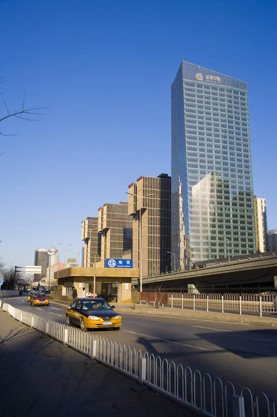 无人,家,高楼大厦,栏杆,竖图,室外,白天,仰视,旅游,度假,窗户,落地窗,标志建筑,大厦,道路,地标,建筑,路,摩天大楼,公路,汽车,北京,中国,亚洲,一排,许多,阴影,整齐,并列,并排,光线,影子,房屋,屋子,围栏,交通,首都,很多,娱乐,建设,护栏,楼房,玻璃窗,住宅,车,排列,蓝色,倒影,蓝天,天空,阳光,交通工具,轿车,天,享受,休闲,旅游胜地,放松,晴朗,倒映,队列,载具,平行,玻璃幕墙,东亚,万里无云,中华人民共和国,北京市,京,北平,华北地区,朝阳区,反照,晴空,晴空万里,马路,彩图,低角度拍摄,房子,大楼,高层建筑,高楼,摩天楼,北京CBD,北京商务中心区,中国北京大北窑,金地中心