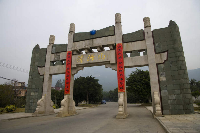 无人,横图,室外,白天,仰视,旅游,度假,名胜古迹,植物,标志建筑,道路,地标,建筑,路,公路,中国,对联,亚洲,一排,阴影,遗迹,艺术,整齐,光线,标志,文字,影子,柱子,字符,手工艺品,牌坊,牌楼,交通,四根,古迹,文化,文物,娱乐,标识,建设,古建筑,树,树木,排列,红色,绿色,天空,阳光,自然,工艺品,天,享受,休闲,汉字,旅游胜地,放松,生长,成长,纪念,祭祀,高雅,队列,中国文化,中文,表彰,荣誉,福建,古文明,东亚,福建省,中华人民共和国,华东地区,自信心,品位,国文,华文,荣耀,闽,泉州,泉州市,马路,彩图,低角度拍摄,对子,楹联,传统文化,丰泽,丰泽区,清源山风景名胜区,清源山国家重点风景区