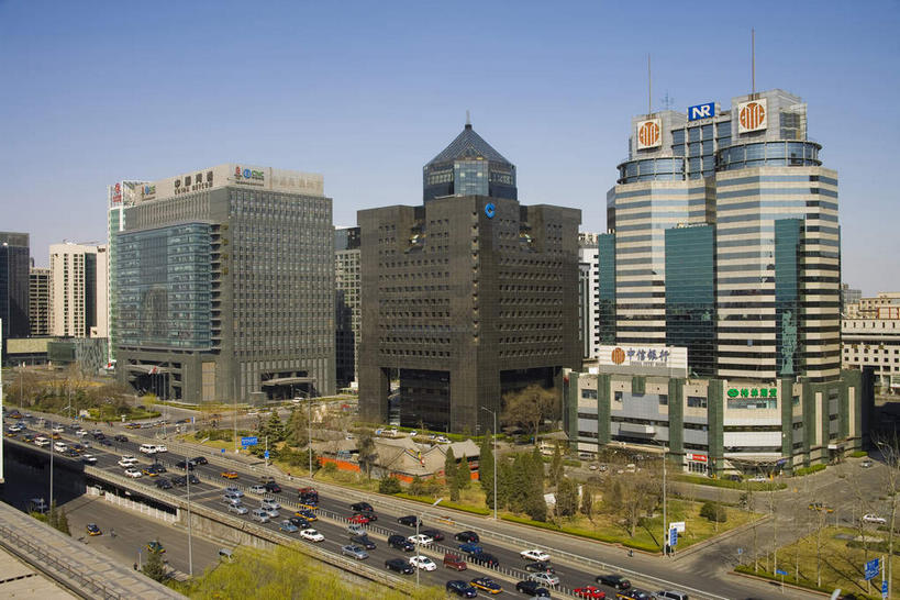 无人,高楼大厦,横图,俯视,航拍,室外,白天,度假,美景,树林,植物,窗户,落地窗,城市风光,城市,大厦,道路,建筑,路,摩天大楼,公路,汽车,北京,中国,亚洲,一排,许多,阴影,整齐,并列,并排,光线,标志,文字,影子,字符,景观,交通,首都,很多,娱乐,标识,建设,玻璃窗,车,树,树木,排列,蓝色,绿色,蓝天,天空,阳光,自然,交通工具,轿车,天,享受,休闲,汉字,景色,放松,生长,晴朗,成长,鸟瞰,队列,中文,载具,平行,玻璃幕墙,东亚,万里无云,中华人民共和国,北京市,京,北平,华北地区,国文,华文,晴空,晴空万里,马路,彩图,高角度拍摄,大楼,高层建筑,高楼,摩天楼,金融街,北京二环路,北京金融街,二环路,西二环,中国证券大厦