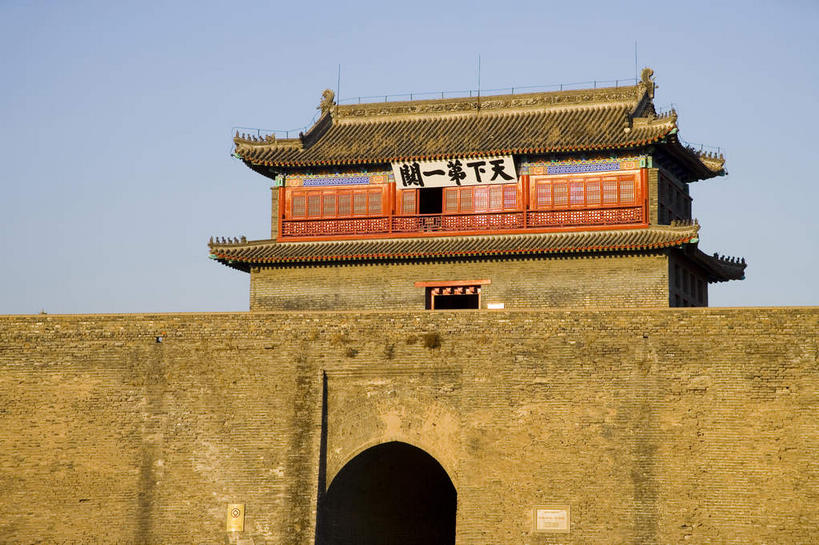 无人,横图,室外,白天,仰视,旅游,度假,名胜古迹,标志建筑,地标,建筑,中国,亚洲,阴影,遗迹,光线,影子,墙,古迹,文物,娱乐,建设,城墙,古建筑,墙壁,墙面,天空,阳光,天,享受,休闲,旅游胜地,放松,城楼,坚硬,防御,古文明,东亚,中华人民共和国,华北地区,河北,河北省,冀,秦皇岛,秦皇岛市,门楼,坚固,彩图,低角度拍摄,山海关,山海关长城,山海关区,天下第一关,榆关