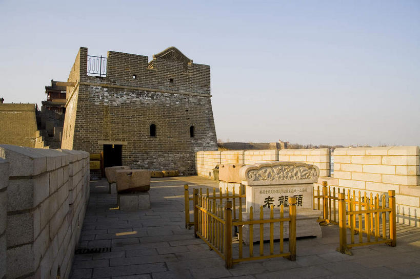 无人,栏杆,横图,室外,白天,正面,旅游,度假,建材,名胜古迹,标志建筑,地标,建筑,指示牌,中国,亚洲,阴影,遗迹,光线,标志,材料,路标,文字,影子,砖,砖块,字符,墙,围栏,古迹,文物,娱乐,标识,建设,城墙,古建筑,护栏,路牌,墙壁,墙面,一个,蓝色,蓝天,天空,阳光,天,享受,休闲,汉字,砖头,旅游胜地,放松,建造,城楼,晴朗,单个,坚硬,中文,防御,古文明,东亚,万里无云,中华人民共和国,华北地区,国文,华文,河北,河北省,冀,秦皇岛,秦皇岛市,门楼,坚固,石料,晴空,晴空万里,彩图,砌墙砖,山海关,山海关长城,山海关区,天下第一关,榆关