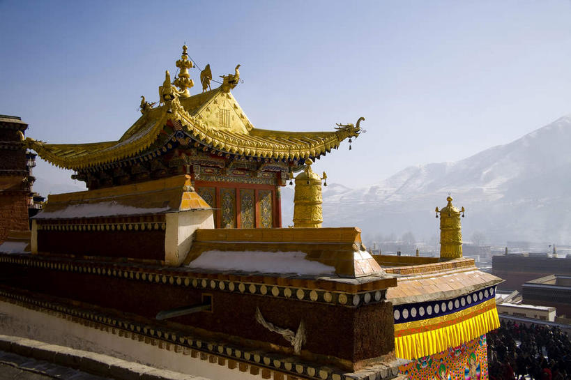 无人,寺庙,栏杆,横图,室外,白天,正面,旅游,度假,名胜古迹,山,山脉,植物,雾,标志建筑,地标,建筑,中国,亚洲,阴影,节日,朦胧,模糊,遗迹,光线,纹路,瓦片,纹理,影子,墙,屋顶,屋檐,山峰,云,云朵,围栏,山峦,燃烧,云彩,顶棚,古迹,文化,文物,娱乐,建设,古建筑,护栏,檐,墙壁,墙面,树,树木,蓝色,绿色,白云,蓝天,天空,阳光,自然,香火,庙宇,群山,天,祈祷,享受,休闲,健康,金色,旅游胜地,放松,许愿,宗教,信仰,生长,晴朗,成长,纪念,祈求,迷雾,古文明,东亚,甘肃,甘肃省,夏河县,拉卜楞寺,肌理,中华人民共和国,西北地区,甘,甘南,甘南州,夏河,平安,大雾,晴空,彩图,庙,寺,飞檐