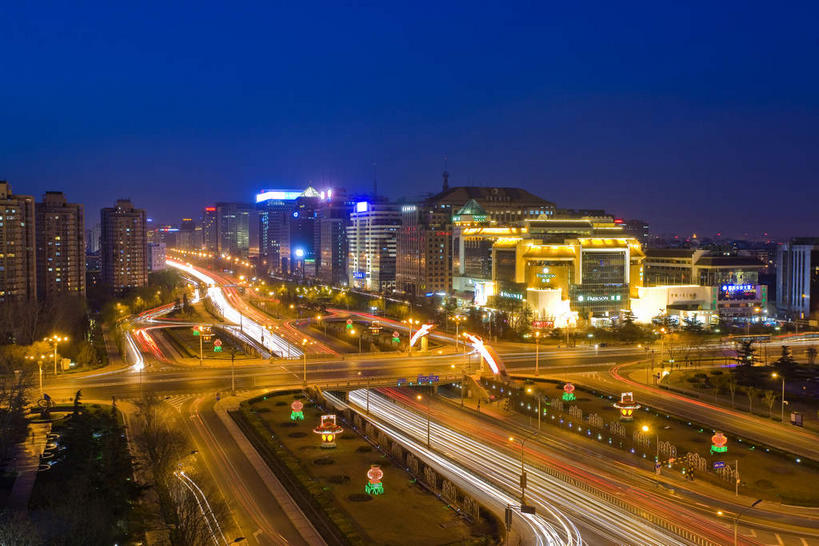 无人,高楼大厦,栏杆,横图,俯视,航拍,彩色,室外,夜晚,长时间曝光,度假,美景,树林,植物,窗户,落地窗,城市风光,城市,大桥,大厦,道路,建筑,立交桥,路,路灯,摩天大楼,霓虹灯,桥梁,夜景,公路,汽车,北京,中国,亚洲,一排,许多,阴影,整齐,并列,并排,光线,影子,景观,高架,围栏,桥,灯光,七彩,交通,首都,很多,娱乐,光源,建设,护栏,霓虹,玻璃窗,车,灯,树,树木,排列,蓝色,绿色,蓝天,天空,自然,交通工具,轿车,天,享受,休闲,景色,放松,生长,成长,照明设备,鸟瞰,队列,载具,平行,曝光,高架桥,玻璃幕墙,东亚,高架道路,跨线桥,中华人民共和国,北京市,京,北平,华北地区,氖灯,立体交叉桥,马路,彩图,高角度拍摄,大楼,高层建筑,高楼,摩天楼,金融街,枢纽立交,系统立交桥,北京二环路,北京金融街,二环路,西二环,中国证券大厦