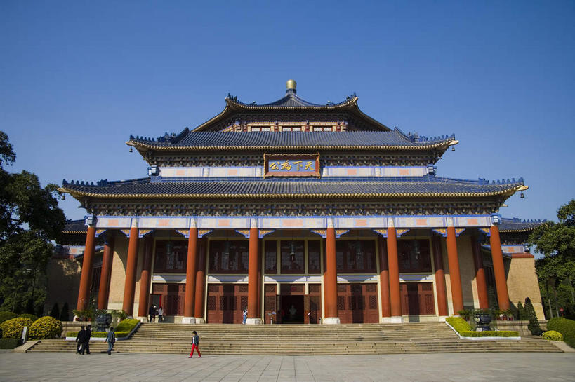 东方人,博物馆,走,横图,室外,白天,仰视,旅游,度假,树林,植物,楼梯,标志建筑,道路,地标,建筑,路,雕塑,中国,亚洲,一块,一排,许多,行人,游客,游人,吊挂,悬挂,阴影,服装,研究,艺术,整齐,装饰,光线,标志,雕刻,牌匾,瓦片,文字,影子,柱子,字符,阶梯,墙,屋檐,小路,交通,很多,许多人,教育,挂,注视,休闲装,黄种人,文化,娱乐,标识,建设,檐,路人,旅客,墙壁,墙面,石板路,台阶,树,树木,排列,衣服,红色,蓝色,绿色,蓝天,天空,阳光,自然,工艺品,天,观察,看,一群人,享受,休闲,休闲服,汉字,旅游胜地,放松,服饰,生长,晴朗,成长,观看,张开双腿,纪念,展览,美术,察看,纪念堂,队列,关注,欣赏,中文,主题,陈列,东亚,中山纪念堂,广东,广东省,万里无云,中华人民共和国,华南地区,功能,美学,粤,国文,华文,中山,中山市,展开双腿,典藏,过客,男人,男性,年轻男性,年轻女性,女人,女性,亚洲人,晴空,晴空万里,步行,走路,彩图,低角度拍摄,全身,孙中山纪念堂,伸展双腿,广州中山纪念堂