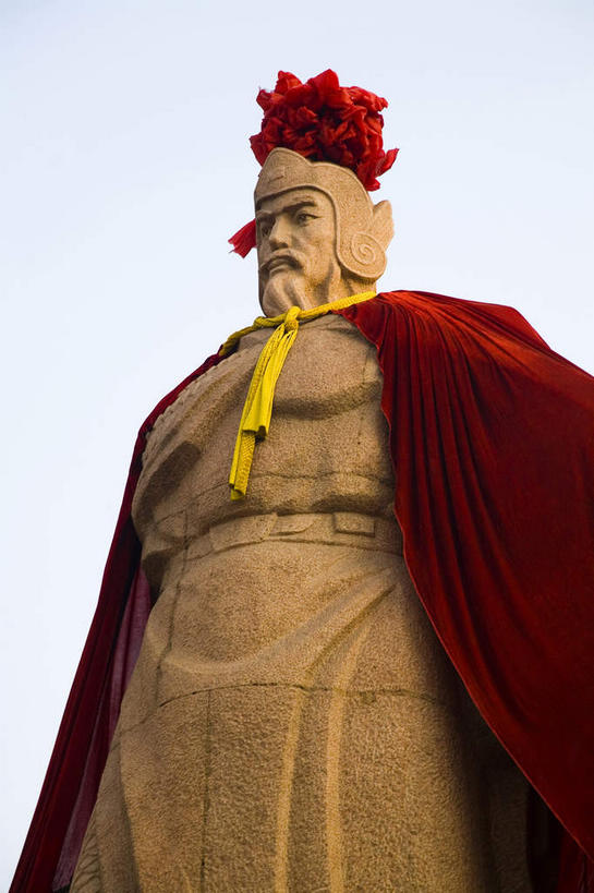 东方人,一个人,无人,站,竖图,室外,白天,仰视,度假,安全,美景,城市风光,城市,雕塑,中国,亚洲,仅一个男性,仅一个人,仅一个中年男性,戴,阴影,艺术,装饰,环绕,缠绕,光线,雕刻,雕像,盔甲,影子,景观,防护,注视,黄种人,娱乐,石雕,一个,黄色,红色,蓝色,蓝天,天空,阳光,披肩,绳子,工艺品,天,观察,看,站着,享受,休闲,景色,放松,晴朗,单个,观看,纪念,保护,绳索,美术,戴着,察看,关注,主题,保险,防御,纠缠,陈列,东亚,山西,山西省,万里无云,中华人民共和国,华北地区,铠甲,功能,美学,防具,防卫,晋,晋中,晋中市,平安,男人,男性,中年男性,亚洲人,晴空,晴空万里,站立,半身,彩图,低角度拍摄,云肩,甲胄