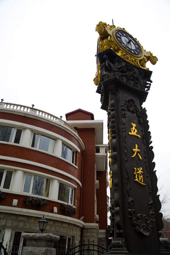无人,家,竖图,室外,白天,仰视,旅游,度假,别墅,窗户,标志建筑,地标,建筑,天津,中国,亚洲,一排,许多,阴影,整齐,并列,并排,时间,光线,时钟,影子,房屋,墙,屋子,公寓,塔,很多,计时,娱乐,建设,洋房,楼房,玻璃窗,墙壁,墙面,住宅,排列,天空,阳光,钟表,天,享受,休闲,表,旅游胜地,放松,队列,平行,东亚,中华人民共和国,华北地区,天津市,和平区,钟,彩图,低角度拍摄,房子,津,天津五大道小洋楼,五大道