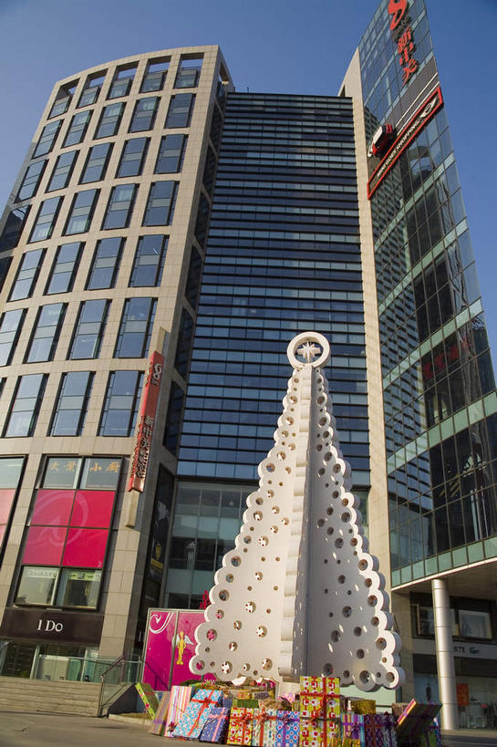 无人,高楼大厦,竖图,室外,白天,仰视,旅游,度假,植物,窗户,落地窗,标志建筑,大厦,道路,地标,建筑,路,摩天大楼,公路,北京,中国,亚洲,一排,许多,阴影,整齐,并列,并排,光线,影子,交通,首都,很多,娱乐,建设,玻璃窗,树,树木,排列,蓝色,绿色,倒影,蓝天,天空,阳光,自然,天,享受,休闲,旅游胜地,放松,生长,晴朗,成长,倒映,队列,平行,玻璃幕墙,东亚,万里无云,中华人民共和国,东城区,北京市,京,北平,华北地区,反照,晴空,晴空万里,马路,彩图,低角度拍摄,大楼,高层建筑,高楼,摩天楼,北京奥运新闻中心