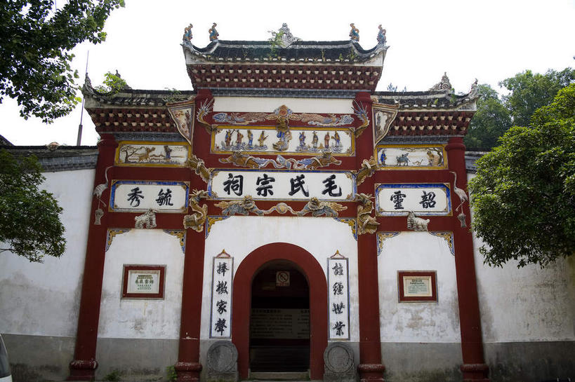无人,横图,室外,白天,仰视,旅游,度假,植物,标志建筑,地标,建筑,哺乳动物,野生动物,狮子,雕塑,中国,对联,亚洲,一排,阴影,辟邪,艺术,整齐,装饰,光线,标志,雕刻,雕像,瓦片,文字,影子,柱子,字符,手工艺品,墙,屋檐,拱门,四根,文化,娱乐,标识,建设,石雕,檐,墙壁,墙面,树,树木,排列,两个,红色,绿色,白色,天空,阳光,自然,动物,工艺品,石狮,天,祈祷,享受,休闲,健康,汉字,旅游胜地,放松,许愿,祠堂,生长,成长,纪念,祈求,美术,高雅,队列,中国文化,中文,主题,凶猛,陈列,祠庙,东亚,湖南,湖南省,韶山,中华人民共和国,功能,美学,自信心,品位,驱邪,祛邪,避邪,国文,华文,华中地区,湘,湘潭,湘潭市,守护神,残暴,平安,凶残,彩图,低角度拍摄,对子,楹联,韶山村,韶山市,韶山乡,飞檐,毛氏宗祠