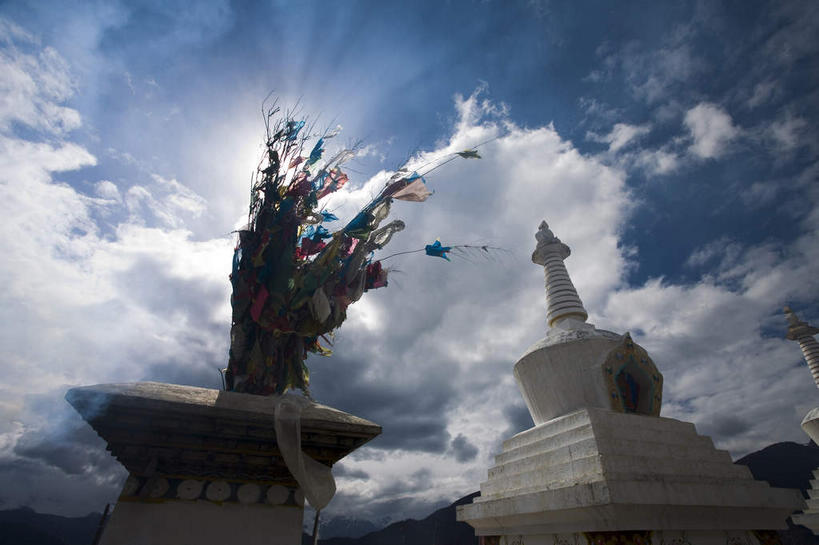 无人,横图,室外,白天,仰视,旅游,度假,美景,山,中国,亚洲,一堆,许多,阴影,堆叠,堆积,光线,影子,景观,山峰,云,云朵,塔,山峦,很多,背光,云彩,娱乐,宝塔,迪庆,梅里雪山,云南,经幡,佛塔,蓝色,白色,白云,蓝天,天空,阳光,自然,天,享受,休闲,景色,放松,晴朗,堆,自然风光,逆光,东亚,迪庆藏族自治州,云南省,德钦县,风马旗,中华人民共和国,西南地区,滇,迪庆州,浮图,浮屠,晴空,彩图,低角度拍摄,塔婆,浮图塔,浮头,佛图,雪山太子