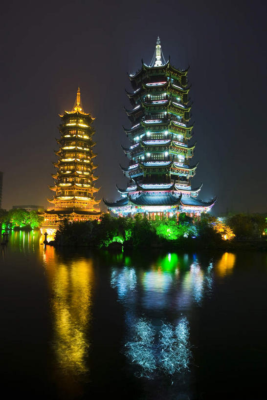 无人,寺庙,躺,竖图,室外,夜晚,正面,旅游,度假,湖,湖泊,名胜古迹,水,植物,标志建筑,地标,建筑,夜景,桂林,中国,亚洲,阴影,节日,遗迹,光线,影子,湖面,水流,水面,灯光,燃烧,古迹,文化,文物,娱乐,建设,古建筑,树,树木,绿色,倒影,自然,香火,庙宇,湖水,祈祷,享受,休闲,健康,旅游胜地,放松,许愿,宗教,信仰,生长,成长,纪念,广西,祈求,倒映,古文明,东亚,漓江,阳朔,杉湖,广西壮族自治区,中华人民共和国,桂林市,桂,华南地区,反照,阳朔县,秀峰区,榕湖,桃花江,卧着,平安,躺着,卧,彩图,庙,寺,桂湖,桂林山水,桂林日月塔,日月双塔,榕杉湖,榕杉湖景区,壕塘,两江四湖,木龙湖,漂帛塘,西清宝贤壕