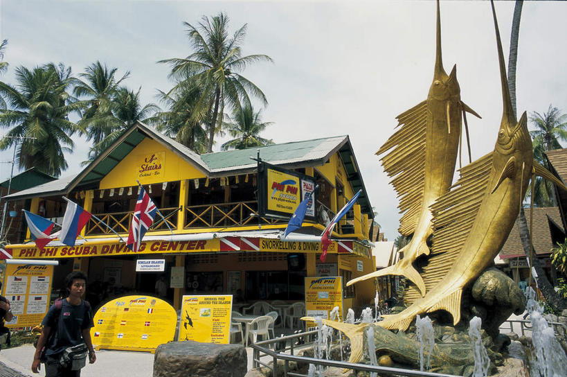 海鲜,东方人,一个人,家,走,横图,室外,白天,仰视,度假,美景,植物,城市风光,城市,棕榈树,叶子,雕塑,亚洲,仅一个男性,仅一个人,阴影,服装,艺术,装饰,光线,鱼,雕刻,雕像,瓦片,影子,柱子,房屋,屋顶,屋檐,屋子,景观,云,云朵,绿叶,云彩,顶棚,休闲装,黄种人,娱乐,水产,鱼类,楼房,檐,海洋生物,架子,住宅,树,树木,仅一个年轻男性,两个,衣服,蓝色,绿色,白云,蓝天,天空,阳光,自然,工艺品,天,享受,休闲,休闲服,嫩叶,景色,放松,服饰,生长,晴朗,成长,纪念,支撑,美术,固定,水生动物,主题,海产品,水生物,陈列,剑鱼,海底动物,棕榈叶,功能,美学,男人,男性,年轻男性,亚洲人,叶,叶片,晴空,棕树,棕榈,步行,散步,走路,半身,彩图,低角度拍摄,房子,剑旗鱼,箭鱼,青箭鱼