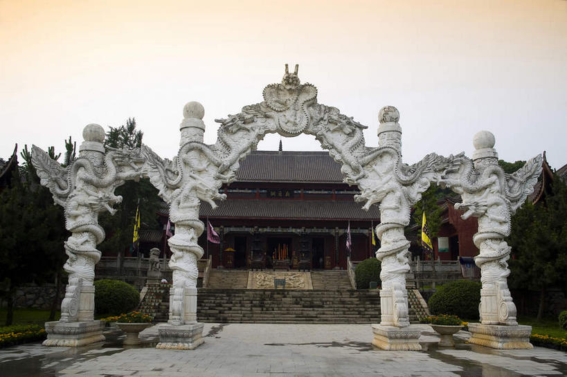 无人,家,栏杆,横图,室外,白天,仰视,度假,成功,美景,日落,树林,植物,楼梯,城市风光,城市,道路,路,雕塑,洞庭湖,中国,亚洲,一排,艺术,整齐,装饰,环绕,缠绕,龙,雕刻,雕像,扶手,瓦片,柱子,房屋,阶梯,屋檐,屋子,景观,晚霞,霞光,落日,小路,交通,四根,娱乐,护栏,楼房,檐,石板路,台阶,住宅,树,树木,排列,绿色,自然,黄昏,工艺品,享受,休闲,景色,彩霞,放松,生长,成长,纪念,美术,淡水湖,队列,高贵,主题,图腾,传说,纠缠,陈列,东亚,湖南,岳阳,湖南省,中华人民共和国,功能,美学,祥瑞,灵兽,权势,尊荣,华中地区,湘,岳阳市,夕照,薄暮,幸运,夕阳,彩图,低角度拍摄,傍晚,房子,斜阳,洞庭庙,君山,湘山