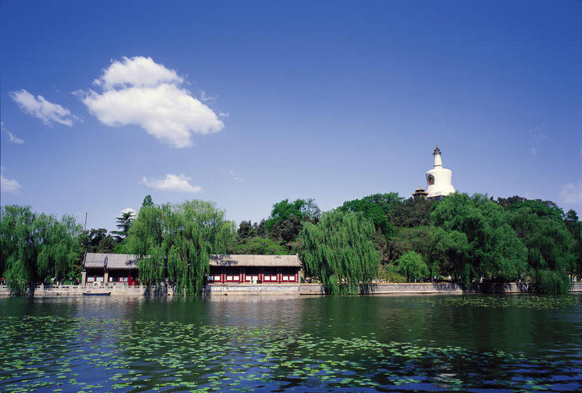 无人,公园,家,横图,室外,白天,仰视,旅游,度假,湖,湖泊,水,植物,标志建筑,地标,建筑,北海公园,北京,中国,亚洲,阴影,波纹,光线,影子,房屋,墙,屋子,湖面,水流,水面,云,云朵,塔,涟漪,首都,云彩,娱乐,建设,楼房,白塔,墙壁,墙面,住宅,树,树木,蓝色,绿色,白色,白云,蓝天,水纹,天空,阳光,自然,波浪,湖水,天,享受,休闲,旅游胜地,放松,生长,晴朗,成长,东亚,中华人民共和国,北京市,京,北平,华北地区,水晕,北京北海公园,晴空,彩图,低角度拍摄,房子,北海白塔,琼华岛