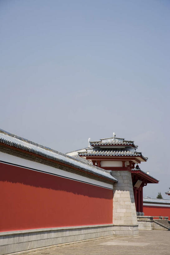 无人,寺庙,竖图,室外,白天,仰视,旅游,度假,名胜古迹,标志建筑,道路,地标,建筑,路,大理,中国,亚洲,阴影,节日,遗迹,光线,瓦片,影子,墙,屋檐,小路,褐色,交通,燃烧,古迹,文化,文物,娱乐,建设,古建筑,云南,檐,墙壁,墙面,石板路,蓝色,蓝天,天空,阳光,香火,庙宇,天,祈祷,享受,休闲,健康,旅游胜地,放松,许愿,宗教,信仰,晴朗,纪念,祈求,坚硬,防御,古文明,东亚,云南省,万里无云,中华人民共和国,西南地区,崇圣寺,滇,大理州,大理白族自治州,坚固,平安,晴空,晴空万里,彩图,低角度拍摄,庙,寺,大理崇圣寺,飞檐
