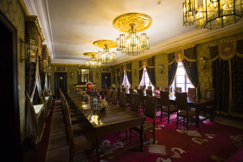 无人,博物馆,客厅,宫殿,横图,室内,白天,仰视,旅游,度假,名胜古迹,窗户,窗帘,地毯,天花板,桌面,桌子,标志建筑,地标,建筑,花瓶,椅子,照明,中国,亚洲,一排,许多,阴影,研究,遗迹,整齐,装饰,盛开,编织,光线,纹路,木制,纹理,影子,手工艺品,陶瓷,木椅,木桌,墙,灯光,陶瓷制品,织物,很多,教育,花蕾,古迹,文物,娱乐,建设,古建筑,吊灯,玻璃窗,墙壁,墙面,灯,花,花瓣,花朵,鲜花,排列,帘子,木制品,瓶子,工艺品,灯具,花苞,花蕊,享受,休闲,遮阳,旅游胜地,放松,展览,华丽,修饰,照亮,点缀,起居室,宫廷,照明设备,队列,欣赏,陈列,古文明,东亚,吉林,吉林省,长春,长春市,肌理,中华人民共和国,省会,衬托,美观,雅致,雅观,东北地区,吉,王宫,客堂,典藏,彩图,低角度拍摄,皇宫,宽城区,伪满皇宫博物院,木桌子