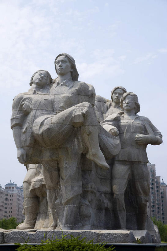 东方人,无人,四个人,站,捧,竖图,室外,白天,仰视,度假,美景,城市风光,城市,雕塑,中国,亚洲,阴影,服装,艺术,装饰,光线,雕刻,雕像,影子,景观,云,云朵,云彩,黄种人,娱乐,衣服,蓝色,白云,蓝天,天空,阳光,工艺品,天,站着,享受,休闲,景色,放松,服饰,晴朗,纪念,黑,美术,衣着,穿着,主题,陈列,东亚,黑龙江,黑龙江省,中华人民共和国,功能,美学,东北地区,牡丹江,牡丹江市,衣饰,男人,男性,年轻男性,年轻女性,女人,女性,亚洲人,晴空,端,端着,捧着,手捧,站立,彩图,低角度拍摄,全身