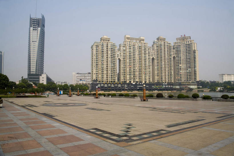 无人,家,高楼大厦,横图,室外,白天,正面,旅游,度假,植物,窗户,落地窗,标志建筑,大厦,道路,地标,建筑,路,摩天大楼,武汉,中国,亚洲,一排,许多,阴影,整齐,并列,并排,光线,影子,房屋,屋子,公寓,小路,交通,很多,娱乐,建设,洋房,楼房,玻璃窗,住宅,树,树木,排列,蓝色,绿色,蓝天,天空,阳光,自然,天,享受,休闲,旅游胜地,放松,生长,晴朗,成长,队列,平行,玻璃幕墙,东亚,湖北,湖北省,武汉市,万里无云,中华人民共和国,省会,华中地区,鄂,晴空,晴空万里,彩图,房子,大楼,高层建筑,高楼,摩天楼,江汉区,武汉广播电视中心,武汉广电中心大厦