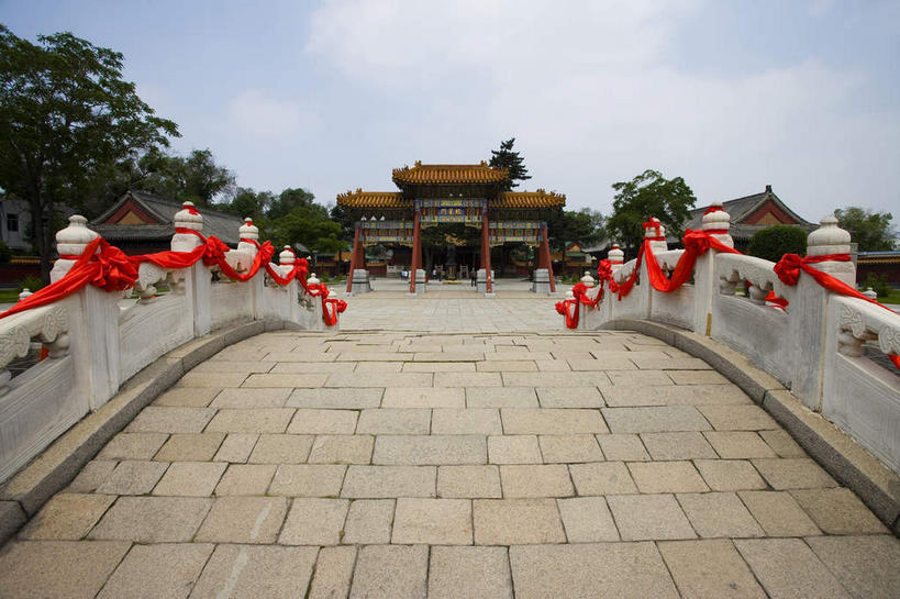 无人,寺庙,栏杆,横图,室外,白天,正面,旅游,度假,名胜古迹,植物,标志建筑,地标,建筑,桥梁,中国,亚洲,一排,阴影,节日,遗迹,整齐,并列,并排,光线,丝绸,丝带,瓦片,影子,柱子,屋檐,云,云朵,牌坊,牌楼,围栏,桥,缎带,燃烧,云彩,古迹,文化,文物,娱乐,建设,古建筑,石桥,护栏,檐,拱桥,绸带,树,树木,排列,红色,蓝色,绿色,白云,蓝天,天空,阳光,自然,香火,庙宇,天,祈祷,享受,休闲,健康,旅游胜地,放松,许愿,宗教,信仰,拱形,生长,晴朗,成长,纪念,人行桥,石拱桥,哈尔滨,祈求,黑,祭祀,队列,表彰,荣誉,平行,古文明,东亚,黑龙江,黑龙江省,中华人民共和国,省会,荣耀,东北地区,哈尔滨市,极乐寺,平安,晴空,彩图,庙,寺,传统文化,秦家岗,南岗区
