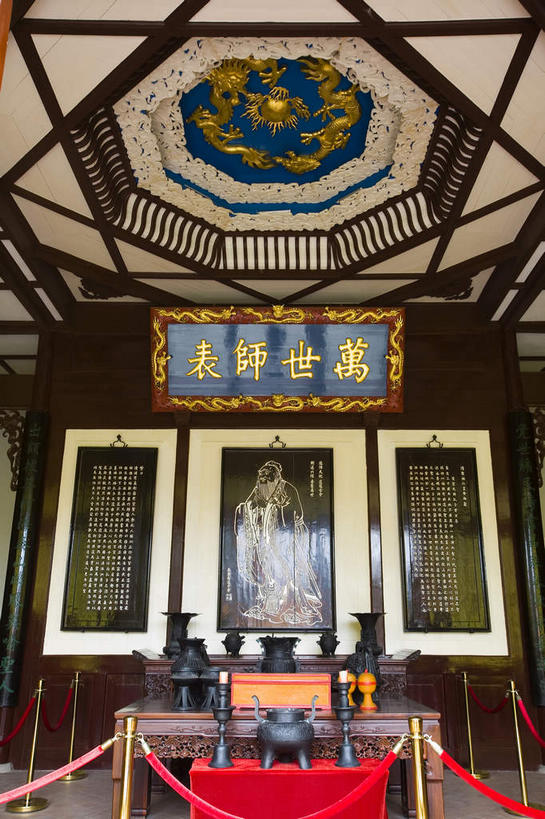 无人,学校,教学楼,栏杆,竖图,室外,白天,仰视,旅游,度假,绘画,桌面,桌子,标志建筑,地标,建筑,花瓶,蜡烛,雕塑,中国,亚洲,一块,许多,吊挂,悬挂,艺术,装饰,木制,标志,雕刻,牌匾,文字,香炉,烛台,字符,陶瓷,木桌,墙,围栏,陶瓷制品,很多,古典,挂,文化,娱乐,标识,建设,校园,护栏,墙壁,墙面,黑色,木制品,瓶子,工艺品,品味,享受,休闲,教室,汉字,旅游胜地,放松,纪念,美术,祭奠,祭祀,高雅,蜡烛架,中文,主题,挂画,祭坛,陈列,东亚,湖南,湖南省,中华人民共和国,省会,功能,美学,国文,华文,华中地区,长沙,长沙市,湘,敬拜,烛炬,烛架,装饰画,彩图,低角度拍摄,教学大楼,木桌子,岳麓山,岳麓山风景名胜区,岳麓书院