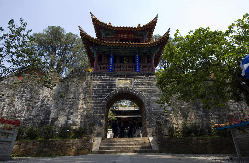 无人,宫殿,横图,室外,白天,仰视,旅游,度假,建材,名胜古迹,植物,标志建筑,地标,建筑,哺乳动物,野生动物,狮子,雕塑,昆明,中国,亚洲,阴影,辟邪,遗迹,艺术,装饰,光线,纹路,材料,雕刻,雕像,瓦片,纹理,影子,砖,砖块,墙,屋檐,拱门,古迹,文化,文物,娱乐,建设,古建筑,石雕,云南,檐,墙壁,墙面,树,树木,一个,绿色,天空,阳光,自然,动物,工艺品,石狮,天,祈祷,享受,休闲,健康,砖头,旅游胜地,放松,许愿,建造,生长,单个,成长,纪念,祈求,美术,宫廷,主题,凶猛,陈列,昆明市,古文明,东亚,云南省,肌理,中华人民共和国,省会,西南地区,功能,美学,驱邪,祛邪,避邪,滇,王宫,守护神,残暴,平安,凶残,石料,彩图,低角度拍摄,全身,皇宫,砌墙砖,飞檐,昆明金殿,昆明太和宫,太和宫金殿
