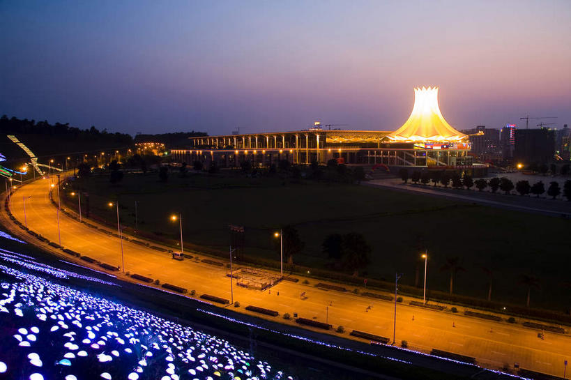 无人,高楼大厦,栏杆,横图,室外,夜晚,正面,旅游,度假,标志建筑,大厦,道路,地标,建筑,路,路灯,摩天大楼,夜景,公路,照明,中国,亚洲,一排,许多,阴影,曲折,弯曲,整齐,光线,影子,围栏,灯光,交通,很多,娱乐,建设,护栏,灯,排列,享受,休闲,旅游胜地,放松,蜿蜒,广西,照亮,照明设备,队列,东亚,南宁,广西壮族自治区,首府,中华人民共和国,桂,华南地区,南宁市,南宁国际会展中心,马路,彩图,大楼,高层建筑,高楼,摩天楼