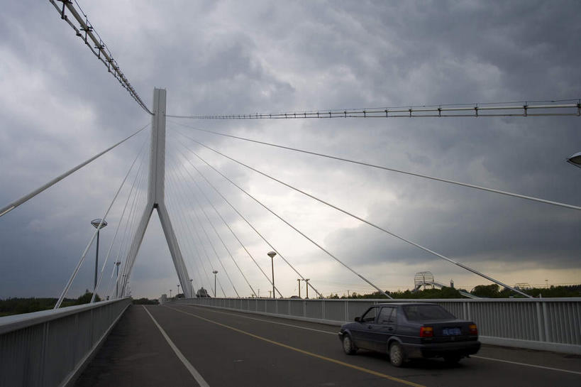 无人,栏杆,横图,室外,白天,仰视,旅游,度假,树林,植物,标志建筑,大桥,道路,地标,建筑,路,路灯,桥梁,公路,汽车,照明,中国,亚洲,一辆,乌云,云,阴天,云朵,建筑群,围栏,斜拉桥,桥,灯光,分界线,停车线,交通,云彩,娱乐,建设,护栏,车,灯,树,树木,绿色,天空,自然,交通工具,轿车,天,享受,休闲,旅游胜地,放松,生长,成长,车行道,车行道分界线,哈尔滨,黑,照亮,昏暗,阴沉,照明设备,载具,标线,东亚,车行线,黑龙江,黑龙江省,中华人民共和国,省会,东北地区,哈尔滨市,斜张桥,马路,彩图,低角度拍摄,道外区,松北区,松浦大桥