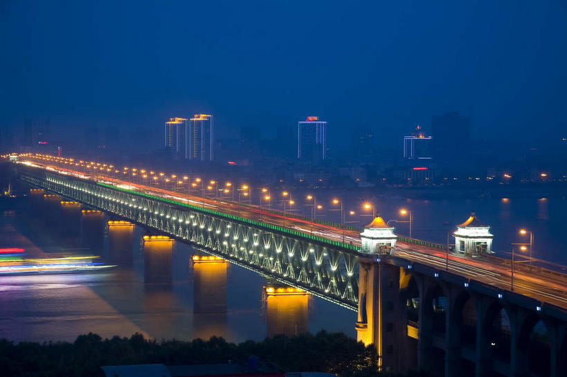 无人,高楼大厦,横图,俯视,室外,夜晚,旅游,度假,标志建筑,大桥,大厦,地标,建筑,路灯,摩天大楼,桥梁,照明,武汉,中国,亚洲,一排,许多,阴影,整齐,光线,影子,柱子,桥,灯光,很多,娱乐,建设,灯,排列,蓝色,蓝天,天空,天,享受,休闲,旅游胜地,放松,照亮,照明设备,队列,东亚,湖北,湖北省,武昌区,武汉市,武昌,跨线桥,武汉长江大桥,汉阳,中华人民共和国,省会,华中地区,鄂,彩图,高角度拍摄,大楼,高层建筑,高楼,摩天楼,龟山,汉阳区,黄鹄山,蛇山