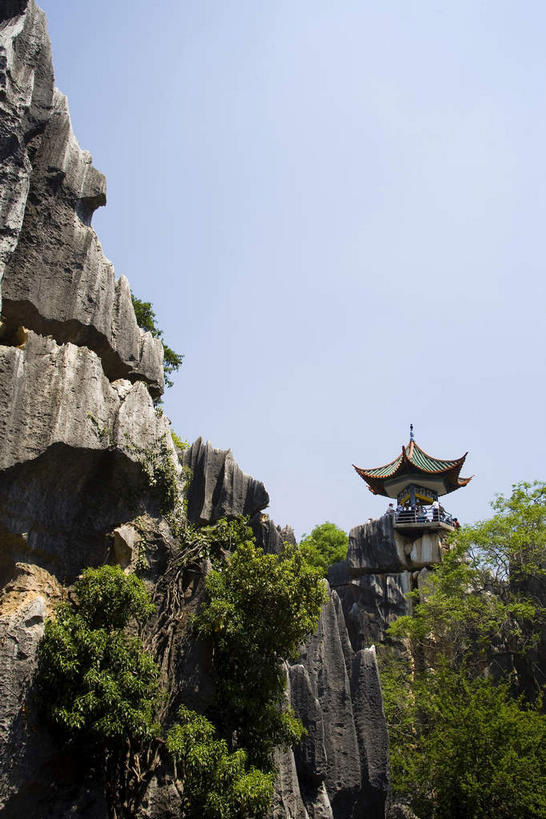 无人,栏杆,竖图,室外,白天,仰视,旅游,度假,石头,美景,石林,植物,昆明,中国,亚洲,许多,阴影,光线,石子,瓦片,影子,柱子,亭子,屋檐,景观,围栏,很多,娱乐,护栏,云南,檐,树,树木,蓝色,绿色,蓝天,天空,阳光,自然,凉亭,天,享受,休闲,景色,放松,生长,晴朗,成长,自然风光,昆明市,东亚,云南省,万里无云,中华人民共和国,省会,西南地区,滇,石林县,石林彝族自治县,石块,岩石,晴空,晴空万里,彩图,低角度拍摄,望峰亭,飞檐