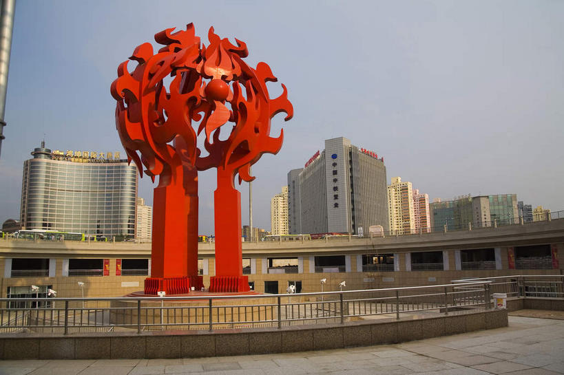 无人,宾馆,高楼大厦,栏杆,火车站,横图,室外,白天,仰视,旅游,度假,窗户,标志建筑,大厦,道路,地标,建筑,酒店,路,摩天大楼,公路,车站,雕塑,北京,中国,亚洲,一排,许多,阴影,艺术,整齐,装饰,光线,雕刻,雕像,影子,墙,围栏,站台,交通,首都,很多,娱乐,建设,护栏,月台,玻璃窗,墙壁,墙面,排列,一个,红色,阳光,工艺品,享受,休闲,旅游胜地,放松,单个,纪念,酒家,旅社,美术,队列,主题,陈列,东亚,中华人民共和国,东城区,北京市,京,北平,华北地区,功能,美学,马路,彩图,低角度拍摄,大楼,高层建筑,高楼,客店,客栈,旅店,旅馆,摩天楼,铁路车站,铁路站,商旅,北京车站,北京火车站,北京站,北京鸿坤国际大酒店