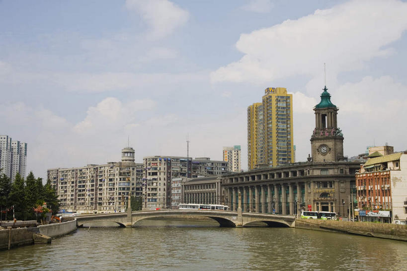 无人,家,高楼大厦,横图,室外,白天,正面,旅游,度假,河流,水,植物,标志建筑,大厦,地标,建筑,摩天大楼,桥梁,上海,中国,亚洲,阴影,波纹,时间,光线,时钟,影子,房屋,屋子,河水,水流,云,云朵,钟楼,桥,计时,云彩,娱乐,建设,虹口区,石桥,楼房,拱桥,住宅,树,树木,蓝色,绿色,白云,蓝天,水纹,天空,阳光,自然,钟表,波浪,天,享受,休闲,表,旅游胜地,放松,拱形,生长,晴朗,成长,人行桥,石拱桥,申,黄浦区,四川路桥,东亚,上海市,上海邮政大楼,上海邮电大楼,上海邮政博物馆,中华人民共和国,沪,华东地区,塔钟,钟,晴空,彩图,房子,大楼,高层建筑,高楼,摩天楼,上海邮政总局