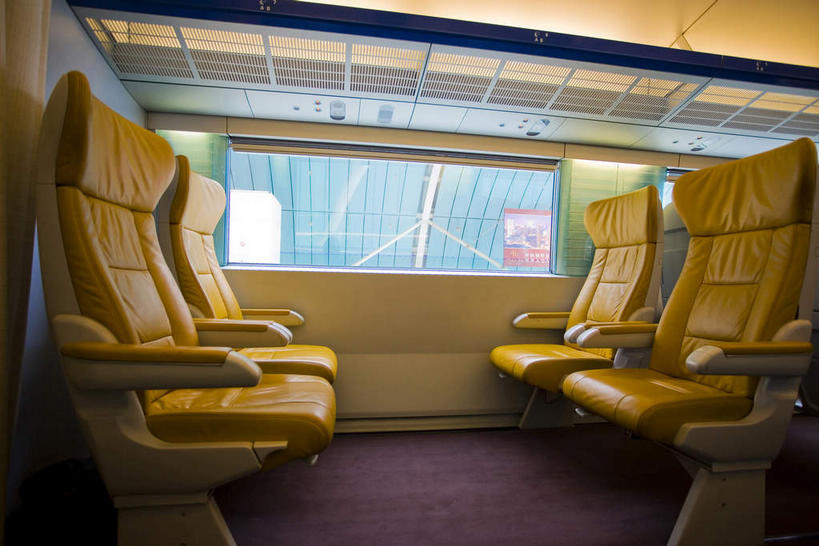 无人,横图,室内,白天,正面,度假,美景,城市风光,城市,火车,椅子,上海,中国,亚洲,一排,阴影,整齐,并列,并排,光线,影子,景观,灯光,四把,娱乐,车厢,浦东,车,排列,交通工具,享受,休闲,景色,放松,申,队列,载具,磁悬浮,平行,浦东新区,东亚,上海市,磁悬浮列车,中华人民共和国,沪,华东地区,彩图,磁悬浮技术,上海磁悬浮列车