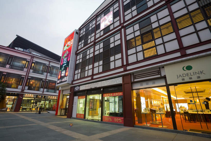 无人,商店,横图,室外,白天,仰视,旅游,度假,名胜古迹,日落,窗户,落地窗,门,标志建筑,橱窗,道路,地标,建筑,路,上海,中国,亚洲,一排,遗迹,整齐,并列,并排,方格,格子,墙,晚霞,霞光,落日,小路,交通,古迹,文物,娱乐,建设,商铺,古建筑,玻璃窗,墙壁,墙面,排列,黄昏,门框,城隍庙,享受,休闲,旅游胜地,彩霞,放松,申,队列,平行,黄浦区,古文明,东亚,玻璃橱窗,上海市,中华人民共和国,沪,华东地区,市肆,商号,夕照,薄暮,老城隍庙,夕阳,彩图,低角度拍摄,傍晚,店铺,斜阳