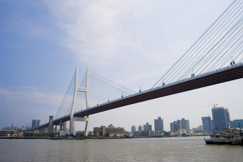 无人,高楼大厦,横图,室外,白天,仰视,旅游,度假,河流,水,标志建筑,大桥,大厦,地标,建筑,摩天大楼,桥梁,船,上海,中国,亚洲,一艘,许多,阴影,光线,影子,河水,水流,云,云朵,斜拉桥,桥,游艇,很多,云彩,娱乐,建设,黄浦江,浦东,蓝色,白云,蓝天,天空,阳光,交通工具,天,享受,休闲,旅游胜地,放松,晴朗,申,载具,南浦大桥,黄浦区,浦东新区,东亚,上海市,中华人民共和国,沪,华东地区,斜张桥,晴空,彩图,低角度拍摄,大楼,高层建筑,高楼,摩天楼,春申江