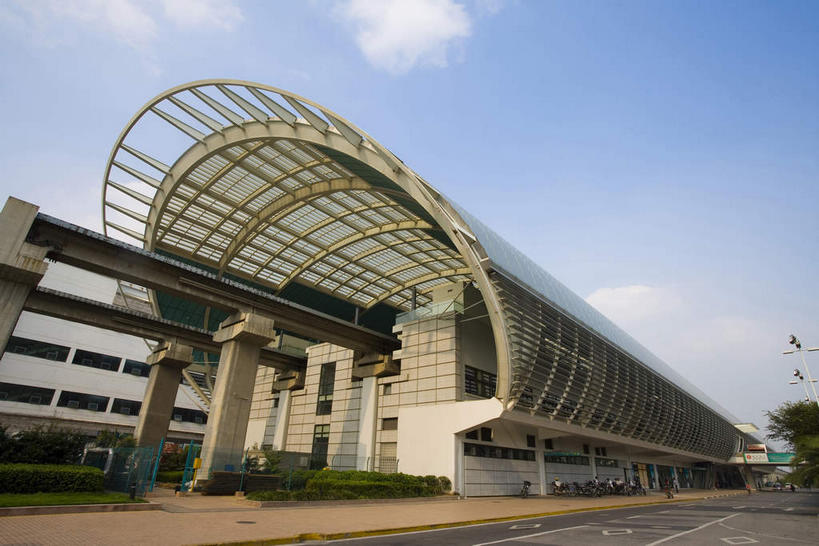 无人,横图,室外,白天,仰视,度假,美景,植物,窗户,城市风光,城市,道路,路,公路,车站,上海,中国,亚洲,一排,许多,阴影,整齐,光线,影子,柱子,墙,景观,云,云朵,地铁站,站台,交通,很多,云彩,娱乐,月台,玻璃窗,墙壁,墙面,车,树,树木,排列,蓝色,绿色,白云,蓝天,天空,阳光,自然,交通工具,天,享受,休闲,景色,放松,生长,晴朗,成长,申,队列,载具,磁悬浮,东亚,上海市,磁悬浮列车,中华人民共和国,沪,华东地区,晴空,马路,彩图,低角度拍摄,磁悬浮技术,上海磁悬浮列车