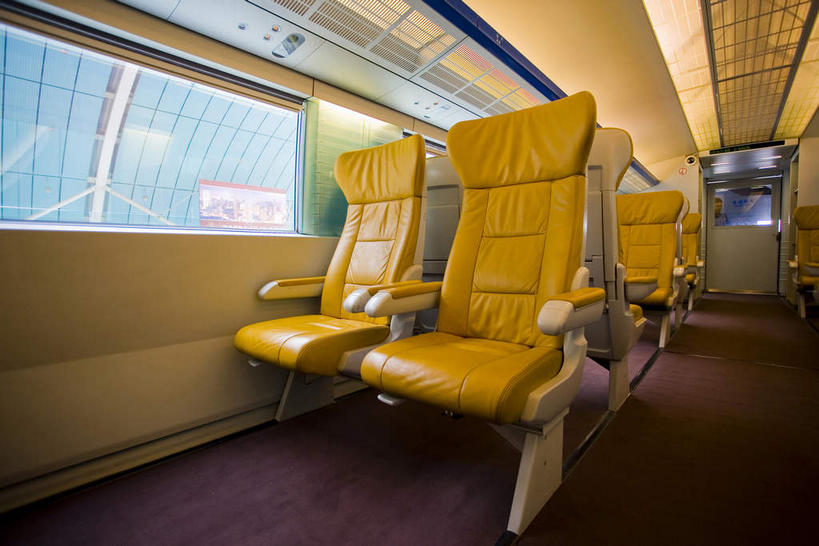 无人,横图,室内,白天,正面,窗户,窗帘,门,天花板,椅子,一排,许多,阴影,整齐,装饰,反射,影子,墙,地面,很多,玻璃窗,墙壁,墙面,车,排列,黄色,帘子,门框,交通工具,遮阳,华丽,修饰,点缀,队列,载具,磁悬浮,磁悬浮列车,衬托,美观,雅致,雅观,彩图,磁悬浮技术,上海磁悬浮列车