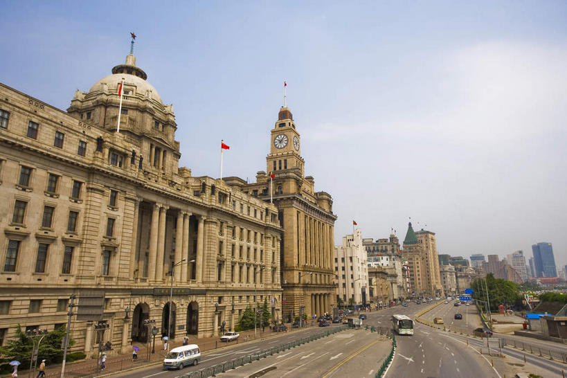 无人,银行,高楼大厦,横图,室外,白天,仰视,度假,美景,窗户,城市风光,城市,大厦,道路,建筑,路,路灯,摩天大楼,公路,汽车,旗帜,照明,上海,中国,亚洲,吊挂,悬挂,阴影,光线,旗杆,影子,墙,景观,云,云朵,拱门,建筑群,灯光,分界线,停车线,交通,挂,云彩,娱乐,旗子,建设,黄浦江,玻璃窗,墙壁,墙面,车,灯,蓝色,白色,白云,蓝天,天空,阳光,交通工具,轿车,外滩,天,享受,休闲,景色,放松,金融,理财,经济,晴朗,车行道,车行道分界线,照亮,申,资金,照明设备,载具,标线,流通,贸易,黄浦区,东亚,车行线,上海海关大楼,海关大楼,中山东一路,上海市,中华人民共和国,沪,华东地区,旗号,晴空,马路,彩图,低角度拍摄,大楼,高层建筑,高楼,摩天楼,黄埔滩,上海外滩,外黄埔滩,机构,金融机构,汇丰银行大楼,市府大楼,滙丰银行大楼