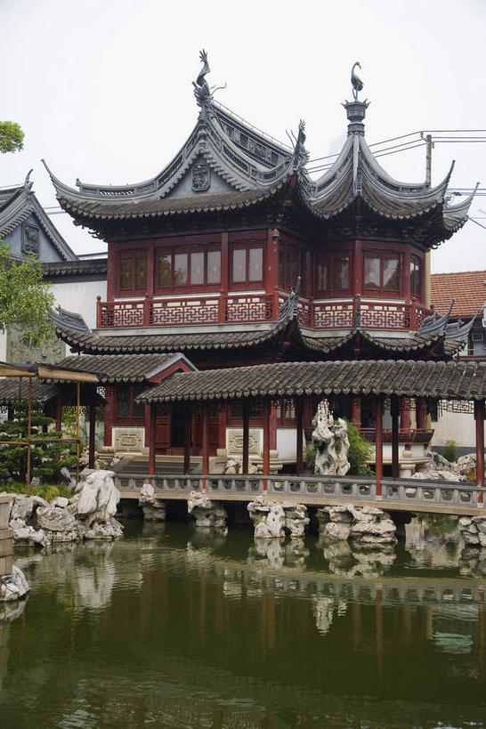 无人,栏杆,竖图,室外,白天,正面,旅游,度假,湖,湖泊,树林,水,植物,窗户,标志建筑,地标,建筑,上海,中国,亚洲,阴影,光线,瓦片,影子,墙,屋檐,湖面,水流,水面,围栏,走道,走廊,过道,娱乐,建设,护栏,檐,玻璃窗,墙壁,墙面,树,树木,湖心亭,绿色,倒影,天空,阳光,自然,豫园,湖水,天,享受,休闲,旅游胜地,放松,生长,成长,申,倒映,黄浦区,东亚,上海市,中华人民共和国,沪,华东地区,反照,彩图,豫园湖心亭茶楼,飞檐