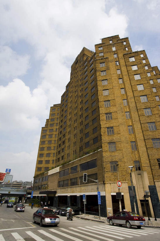 无人,宾馆,高楼大厦,竖图,室外,白天,仰视,度假,安全,美景,窗户,城市风光,城市,大厦,道路,建筑,酒店,路,路灯,摩天大楼,人行横道,指示牌,公路,出租车,汽车,照明,上海,中国,亚洲,一排,许多,阴影,整齐,光线,标志,路标,影子,墙,景观,云,云朵,人行道,灯光,分界线,停车线,信号灯,交通,很多,云彩,娱乐,标识,建设,虹口区,路牌,玻璃窗,墙壁,墙面,车,灯,排列,蓝色,白云,蓝天,天空,阳光,交通工具,轿车,天,享受,休闲,景色,放松,警示,晴朗,上海大厦,酒家,车行道,车行道分界线,旅社,照亮,申,照明设备,队列,提示,载具,的士,标线,人行横道线,计程车,流通,东亚,车行线,上海市,交通信号灯,中华人民共和国,沪,华东地区,晴空,斑马线,马路,彩图,低角度拍摄,大楼,高层建筑,高楼,客店,客栈,旅店,旅馆,摩天楼,商旅,百老汇大厦,北苏州路