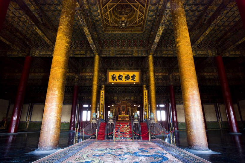 无人,博物馆,故宫,宫殿,栏杆,横图,室内,白天,仰视,旅游,度假,名胜古迹,地毯,家具,楼梯,屏风,天花板,标志建筑,地标,建筑,椅子,雕塑,北京,中国,亚洲,一块,吊挂,悬挂,阴影,研究,遗迹,艺术,装饰,编织,反射,标志,瓷砖,地砖,雕刻,扶手,牌匾,文字,影子,柱子,字符,手工艺品,阶梯,墙,织物,地面,首都,教育,挂,古迹,文化,文物,娱乐,标识,建设,古建筑,护栏,墙壁,墙面,台阶,工艺品,紫禁城,享受,休闲,汉字,旅游胜地,放松,纪念,展览,华丽,修饰,协调,美术,点缀,遮挡,宫廷,欣赏,中文,主题,分隔,陈列,古文明,东亚,中华人民共和国,东城区,北京市,京,北平,华北地区,功能,美学,衬托,美观,雅致,雅观,国文,华文,王宫,美化,典藏,彩图,低角度拍摄,故宫博物院,皇宫,北京紫禁城,北京故宫