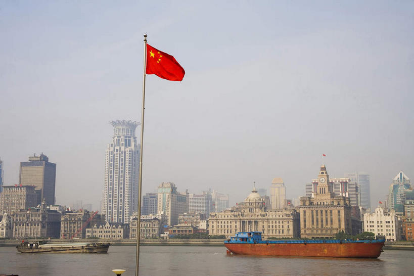 无人,高楼大厦,横图,室外,白天,正面,度假,河流,美景,水,城市风光,城市,大厦,建筑,摩天大楼,船,旗帜,国旗,上海,中国,亚洲,一面,许多,吊挂,悬挂,阴影,光线,旗杆,影子,河水,景观,水流,很多,两艘,挂,娱乐,黄浦江,五星红旗,红色,蓝色,蓝天,天空,阳光,交通工具,外滩,天,享受,休闲,景色,放松,晴朗,申,载具,货船,黄浦区,中国国旗,东亚,浦东发展银行大楼,上海海关大楼,海关大楼,中山东一路,上海市,万里无云,中华人民共和国,沪,华东地区,旗,晴空,晴空万里,彩图,大楼,高层建筑,高楼,摩天楼,红地五星旗,中华人民共和国国旗,商船,黄埔滩,上海外滩,外黄埔滩,春申江