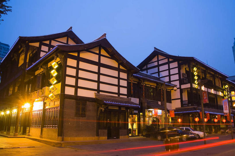 无人,家,商店,横图,室外,夜晚,长时间曝光,仰视,度假,美景,城市风光,城市,道路,路,路灯,公路,汽车,照明,中国,亚洲,一排,许多,吊挂,悬挂,阴影,整齐,光线,灯笼,影子,纸灯笼,房屋,墙,屋子,景观,灯光,交通,很多,挂,娱乐,商铺,楼房,墙壁,墙面,住宅,车,灯,排列,黄色,蓝色,蓝天,天空,灯具,交通工具,轿车,天,享受,休闲,景色,放松,四川省,照亮,照明设备,队列,载具,曝光,东亚,四川,成都,成都市,中华人民共和国,省会,西南地区,川,市肆,商号,文殊院,马路,彩图,低角度拍摄,房子,店铺,文殊院街