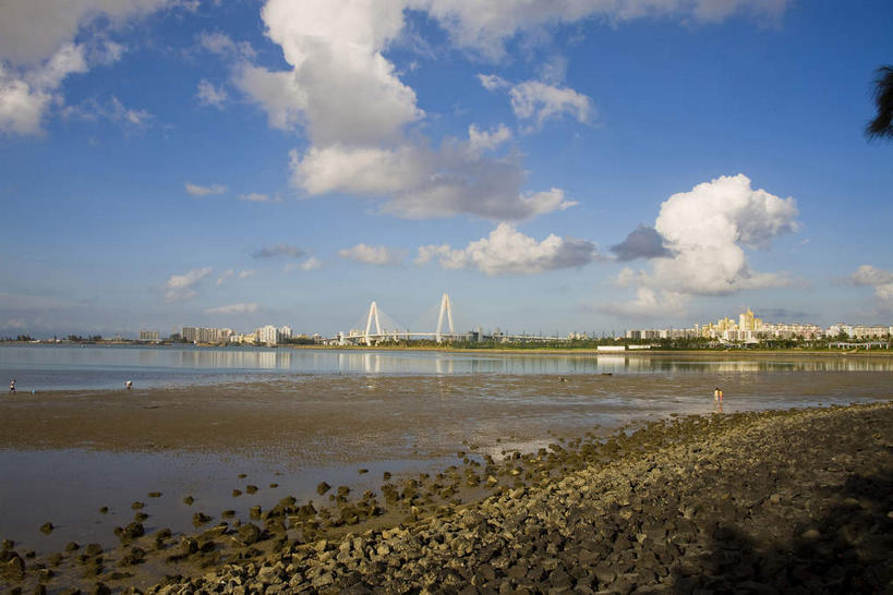 无人,横图,室外,白天,正面,旅游,度假,河流,沙滩,水,标志建筑,大桥,地标,建筑,桥梁,中国,亚洲,阴影,光线,沙子,影子,河岸,河水,河滩,水流,云,云朵,斜拉桥,桥,沙地,云彩,娱乐,建设,海南,蓝色,白云,蓝天,天空,阳光,天,享受,休闲,旅游胜地,放松,海南省,晴朗,东亚,中华人民共和国,华南地区,省会,海口,海口市,琼,斜张桥,晴空,彩图,海口世纪大桥,世纪大桥