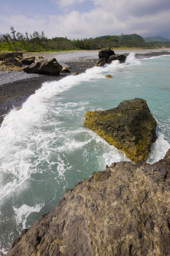 无人,竖图,室外,白天,正面,旅游,度假,海浪,海洋,礁石,石头,美景,植物,台湾,中国,亚洲,阴影,光线,石子,影子,景观,浪花,云,云朵,云彩,娱乐,树,树木,蓝色,绿色,白云,蓝天,天空,阳光,自然,海水,天,享受,休闲,景色,放松,生长,晴朗,成长,自然风光,海景,东亚,台东县,三仙台,港澳台,中华人民共和国,台湾省,大海,风浪,海,海水的波动,礁,近岸浪,石块,岩石,涌浪,晴空,彩图,成功镇,台东,台