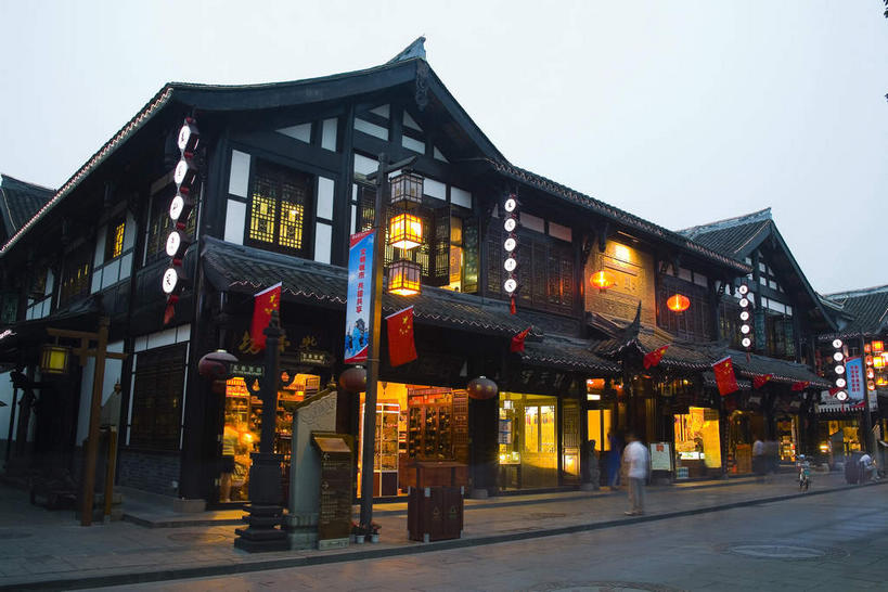 无人,家,商店,横图,室外,白天,仰视,旅游,度假,名胜古迹,日落,标志建筑,道路,地标,建筑,路,照明,中国,亚洲,遗迹,灯笼,瓦片,纸灯笼,房屋,屋檐,屋子,晚霞,霞光,落日,小路,交通,古迹,文物,娱乐,建设,商铺,古建筑,楼房,檐,住宅,红色,黄昏,灯具,享受,休闲,旅游胜地,彩霞,放松,四川省,照亮,照明设备,古文明,东亚,四川,成都,成都市,中华人民共和国,省会,西南地区,川,市肆,商号,夕照,薄暮,文殊院,夕阳,彩图,低角度拍摄,傍晚,房子,店铺,文殊院街,斜阳