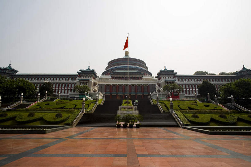 无人,高楼大厦,栏杆,横图,室外,白天,仰视,旅游,度假,植物,窗户,楼梯,标志建筑,大厦,道路,地标,建筑,路,摩天大楼,旗帜,国旗,重庆,中国,亚洲,一面,一排,许多,阴影,整齐,并列,并排,光线,扶手,影子,阶梯,大理石,云,星星,云朵,小路,褐色,交通,很多,云彩,娱乐,建设,护栏,五星红旗,玻璃窗,台阶,树,树木,排列,黄色,红色,蓝色,绿色,白云,蓝天,天空,阳光,自然,天,享受,休闲,星形,旅游胜地,放松,生长,晴朗,成长,队列,平行,五角形,中国国旗,东亚,渝中区,中华人民共和国,西南地区,大理石制品,重庆市,渝,五颗,旗,晴空,五角星,彩图,低角度拍摄,大楼,高层建筑,高楼,摩天楼,红地五星旗,中华人民共和国国旗,重庆人民大礼堂