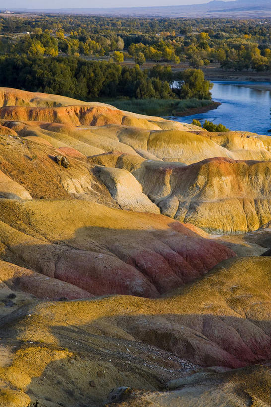 无人,竖图,俯视,航拍,室外,白天,旅游,度假,河流,石头,美景,山,山脉,树林,水,峡谷,植物,中国,亚洲,阴影,曲折,弯曲,光线,石子,影子,河水,景观,山峰,水流,山谷,山峦,娱乐,树,树木,蓝色,绿色,蓝天,天空,阳光,自然,群山,天,享受,休闲,景色,放松,蜿蜒,生长,晴朗,成长,岩层,鸟瞰,自然风光,东亚,新疆,万里无云,中华人民共和国,新疆维吾尔自治区,西北地区,昌吉,昌吉回族自治州,石块,岩石,晴空,晴空万里,彩图,高角度拍摄,昌吉州,新,吉木萨尔县,五彩湾