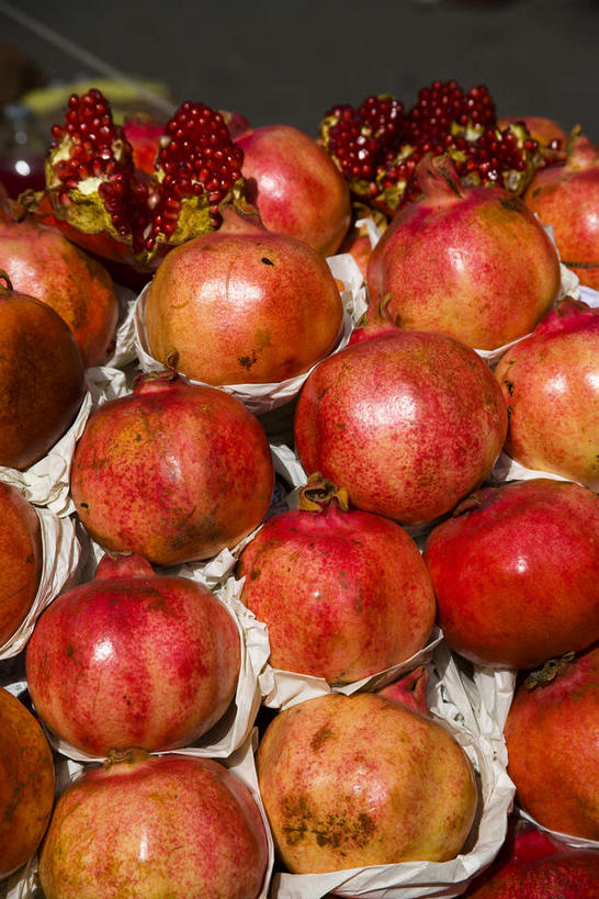 无人,竖图,俯视,室外,特写,白天,石榴,水果,中国,亚洲,一排,许多,阴影,新鲜,整齐,光线,影子,生食,食品,果实,很多,食物,排列,红色,阳光,有机食品,绿色食品,堆,队列,东亚,乌鲁木齐,新疆,首府,中华人民共和国,乌鲁木齐市,新疆维吾尔自治区,西北地区,涂林,若榴,金罂,金庞,丹若,安石榴,彩图,高角度拍摄,全画面,全框架,全帧,全画幅,新